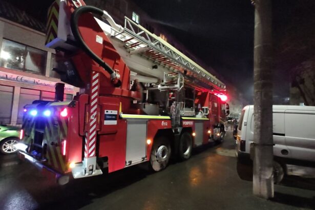 incendiu in portul mangalia in toiul noptii pompierii au intervenit cu autoscara smurd ul si mai multe autospeciale de stingere 694b8642733b9