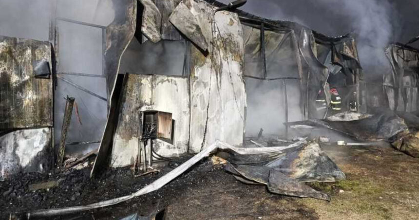 incendiu puternic la o hala din arges flacarile au cuprins 500 de metri patrati utilaje de productie distruse 695382c30b25a