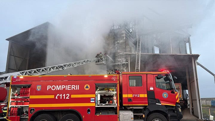 incendiu puternic la un uscator de cereale din enisala judetul tulcea 692ff657baf95