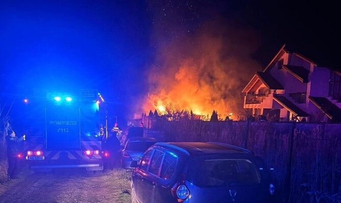 incendiu violent intr o gospodarie din municipiul tulcea 693fb34f34554
