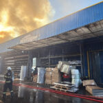 news alert incendiu puternic in capitala arde un depozit cu materiale sanitare din sectorul 6 misiune dificila pentru pompieri 69512610c5877
