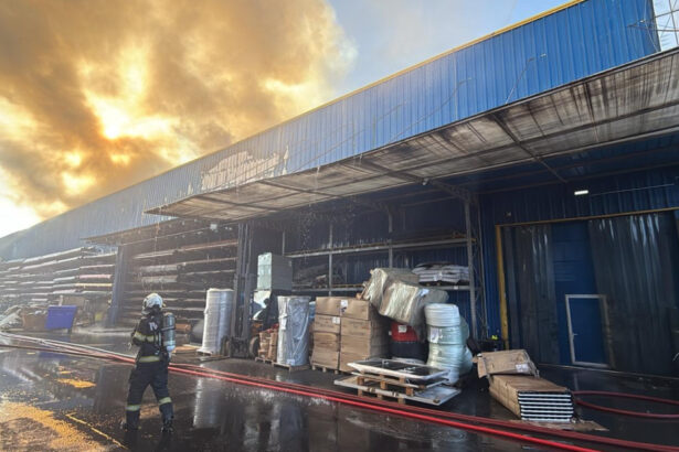 news alert incendiu puternic in capitala arde un depozit cu materiale sanitare din sectorul 6 misiune dificila pentru pompieri 69512610c5877