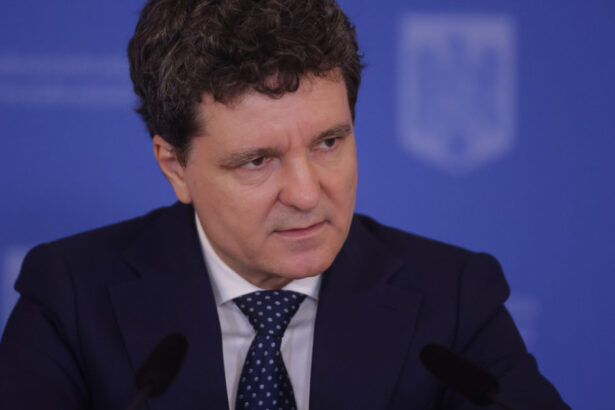 nicusor dan anunta in le monde ca un raport al serviciilor privind interferenta rusa va fi gata in 3 luni e mai dificil s o dovedeasca 6937318a796b4