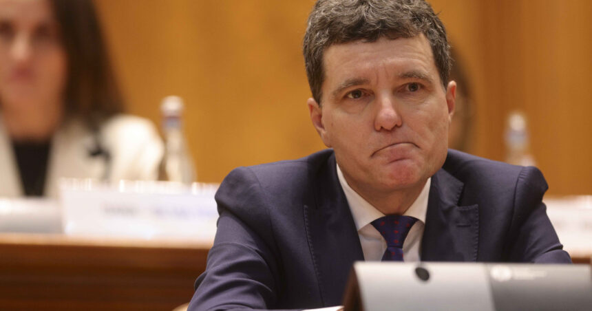 nicusor dan e greu de inteles ca partidele din coalitie se ataca intre ele si nu spun un cuvintel de opozitie 69419a6c26f42