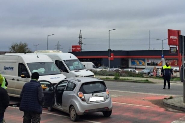 o duba si un autoturism s au ciocnit pe dn 2a in orasul ovidiu 693810a83560a