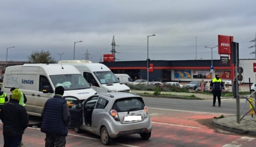 o duba si un autoturism s au ciocnit pe dn 2a in orasul ovidiu 693810a83560a