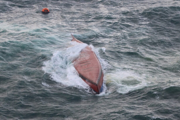 patru spanioli disparuti in urma naufragiului unui vapor turistic in indonezia 694ffb3f8a4d0