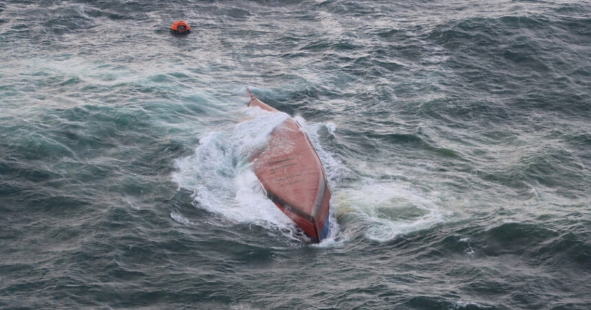 patru spanioli disparuti in urma naufragiului unui vapor turistic in indonezia 694ffb3f8a4d0