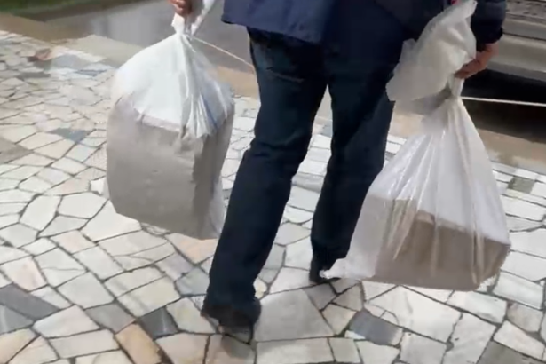 pregatirile pentru alegerile partiale din lumina si dobromir pe ultima suta de metri au fost predati sacii cu buletinele de vot 69343c0e9722e