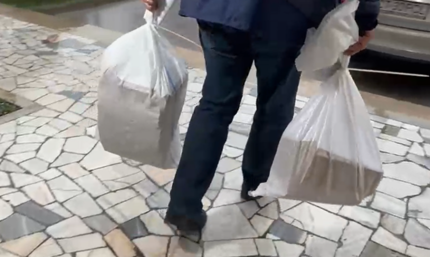 pregatirile pentru alegerile partiale din lumina si dobromir pe ultima suta de metri au fost predati sacii cu buletinele de vot 69343c0e9722e