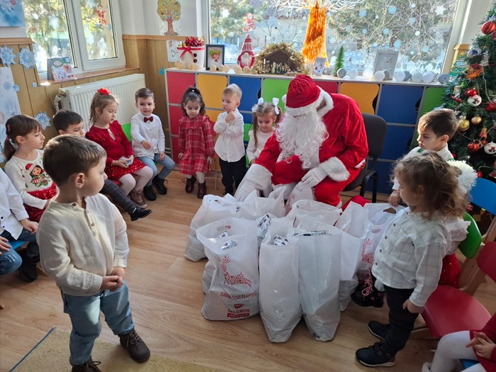 primaria mihail kogalniceanu ofera zilele urmatoare daruri tuturor copiilor din satele comunei 69307508c9a4d