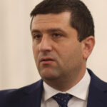 radu miruta dupa ce a fost propus la aparare uitati va la studiile fostilor ministri si la ale mele si faceti o comparatie 694452789d50d