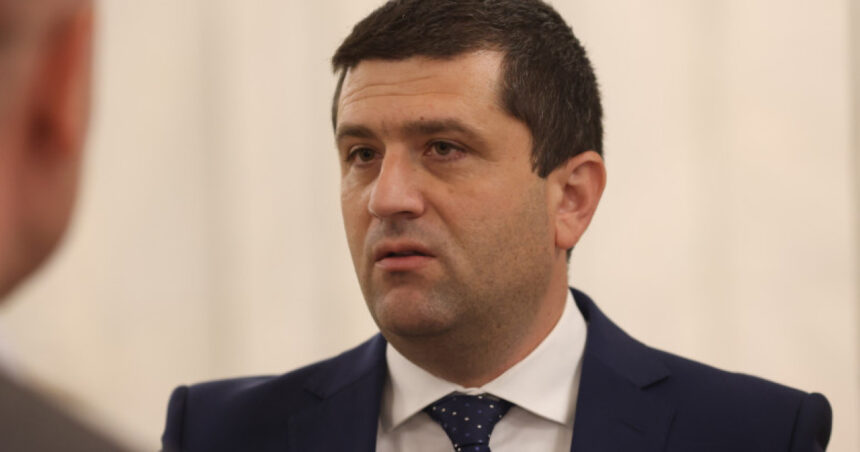 radu miruta dupa ce a fost propus la aparare uitati va la studiile fostilor ministri si la ale mele si faceti o comparatie 694452789d50d