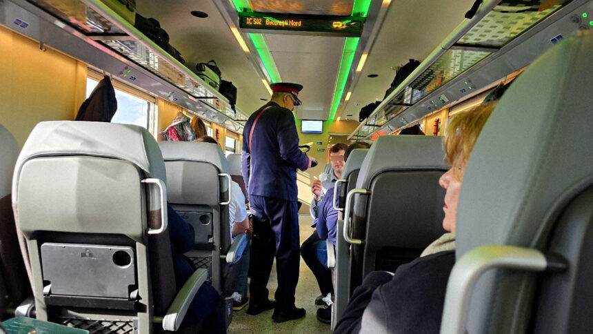 scandal intr un tren care circula pe relatia constanta cernavoda provocat de un cetatean strait 69355fa18b3ad