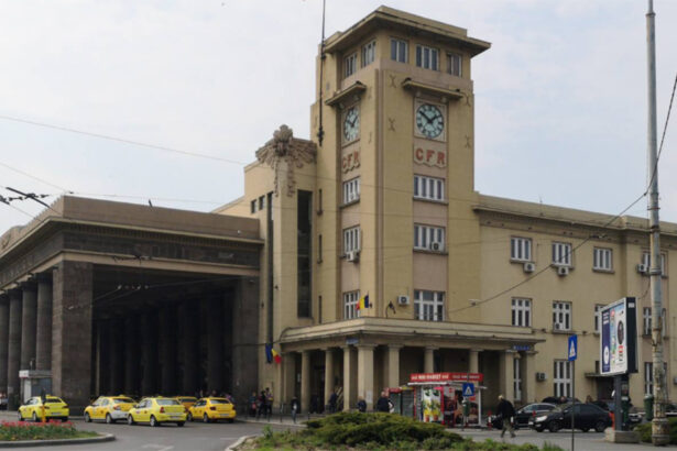 scandal la gara de nord un barbat s a urcat pe acoperis a aruncat cu caramizi in multime si a amenintat ca se arunca 693fe81a6e977