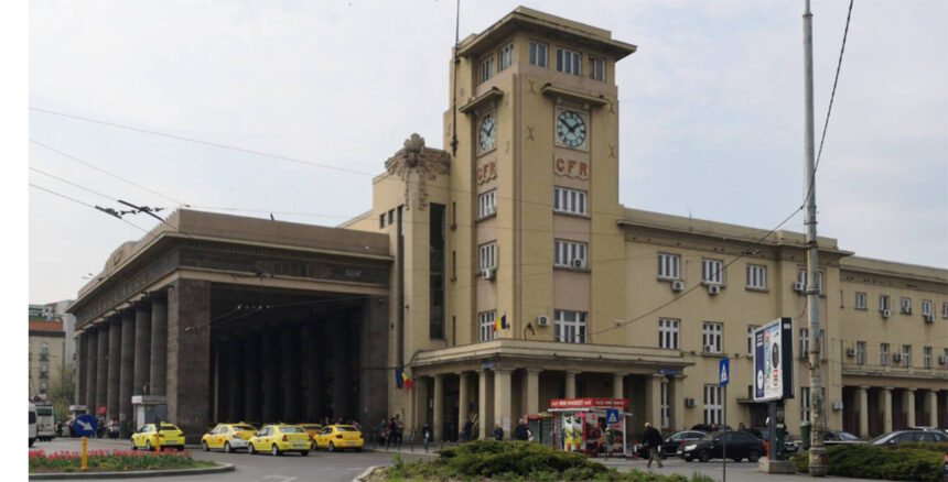 scandal la gara de nord un barbat s a urcat pe acoperis a aruncat cu caramizi in multime si a amenintat ca se arunca 693fe81a6e977