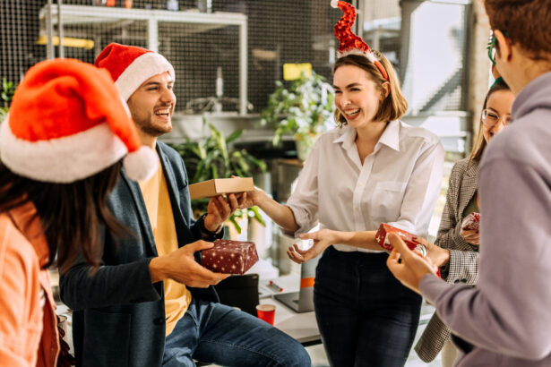 secret santa cel mai indragit obicei de craciun de unde a luat nastere traditia de a oferi cadouri in secret 693d1d034da7a