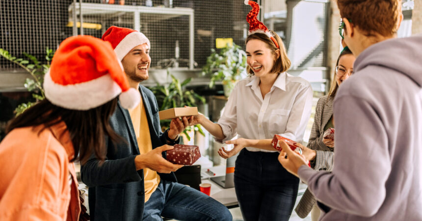 secret santa cel mai indragit obicei de craciun de unde a luat nastere traditia de a oferi cadouri in secret 693d1d034da7a