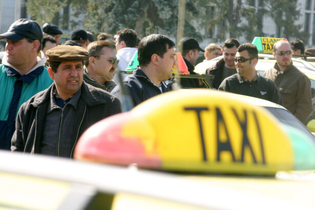 taximetristii care transferau bani de pe telefoanele clientilor in conturile proprii au fost plasati sub control judiciar 693c18b6d6fc5