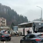 trafic blocat pe dn1 un autocar in care se aflau 71 de oameni s a tamponat cu un autoturism mai multi oameni primesc ingrijiri medicale 69355c58bb5ee