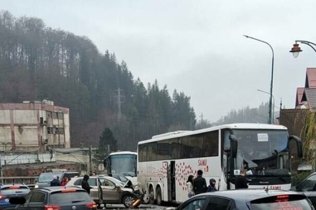trafic blocat pe dn1 un autocar in care se aflau 71 de oameni s a tamponat cu un autoturism mai multi oameni primesc ingrijiri medicale 69355c58bb5ee
