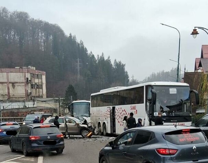 trafic blocat pe dn1 un autocar in care se aflau 71 de oameni s a tamponat cu un autoturism mai multi oameni primesc ingrijiri medicale 69355c58bb5ee