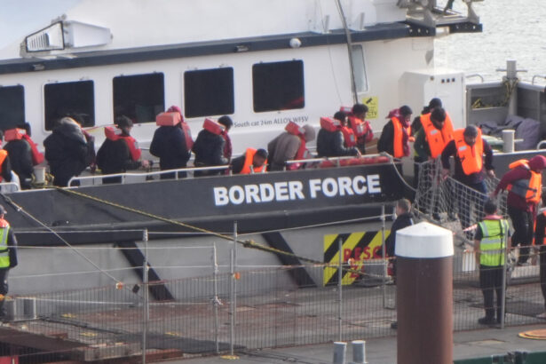 un act distopic de brutalitate perchezitii invazive pentru migranti in marea britanie dezbracare obligatorie si controale orale 692eb4e282ede