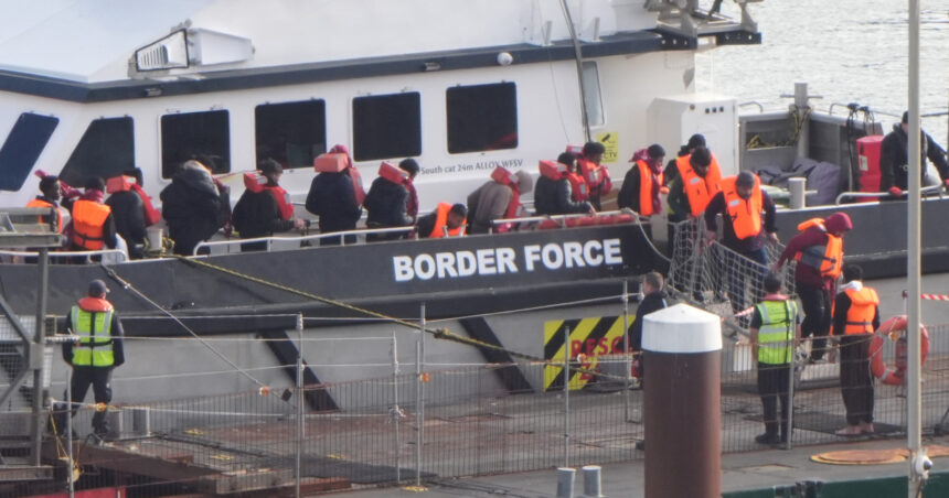 un act distopic de brutalitate perchezitii invazive pentru migranti in marea britanie dezbracare obligatorie si controale orale 692eb4e282ede