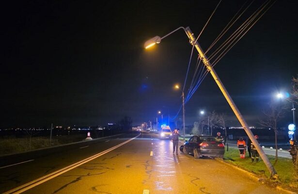un autoturism a intrat intr un stalp intre eforie nord si eforie sud soferul a fost transportat la spital 694b7845a1218
