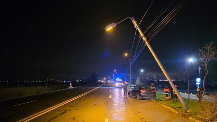 un autoturism a intrat intr un stalp intre eforie nord si eforie sud soferul a fost transportat la spital 694b7845a1218