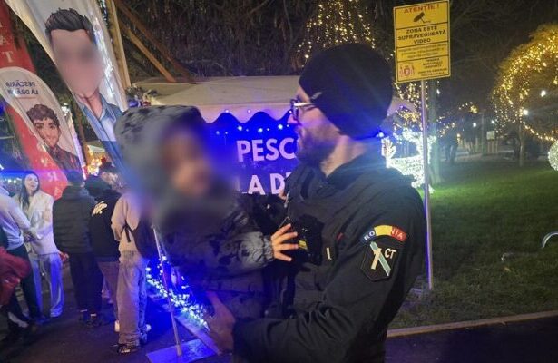 un copil de 2 ani s a pierdut de parinti langa targul de craciun din poarta 6 693c0514cc783