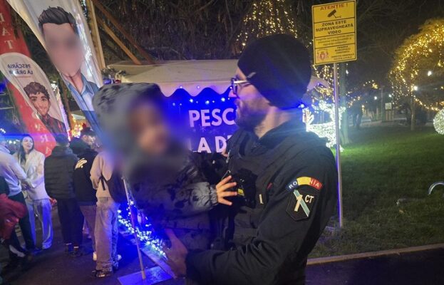 un copil de 2 ani s a pierdut de parinti langa targul de craciun din poarta 6 693c0514cc783