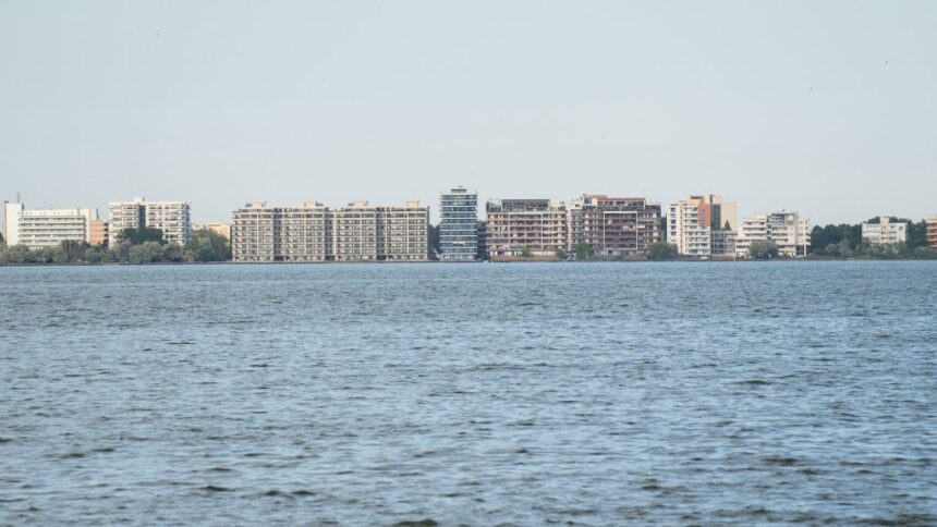 un dezvoltator imobiliar se pregateste sa construiasca mai multe blocuri cu 11 etaje pe malul lacului siutghiol 6938ab0b8173d