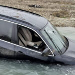 un sofer beat si fara permis si a abandonat masina in albia unui rau in timp ce fugea de poltisti el a fost retinut 693548f9a4895