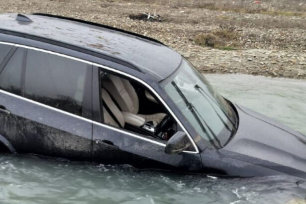 un sofer beat si fara permis si a abandonat masina in albia unui rau in timp ce fugea de poltisti el a fost retinut 693548f9a4895