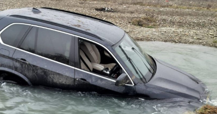 un sofer beat si fara permis si a abandonat masina in albia unui rau in timp ce fugea de poltisti el a fost retinut 693548f9a4895