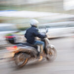 un tanar din arges i a lovit intentionat cu scuterul pe membrii familiei la o inmormantare a fost arestat preventiv 692dbecb1b0e2