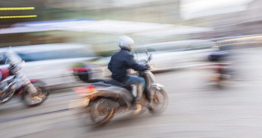 un tanar din arges i a lovit intentionat cu scuterul pe membrii familiei la o inmormantare a fost arestat preventiv 692dbecb1b0e2