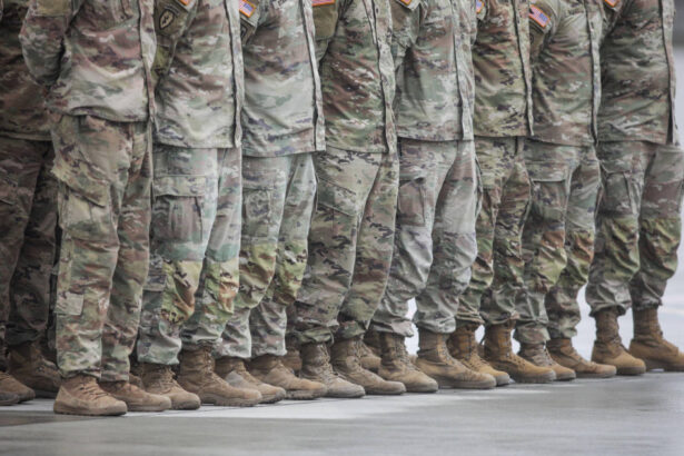 un tanar soldat de la unitatea militara din deva a fost gasit impuscat in cazarma ancheta preluata de parchetul militar 694986eaf3dae