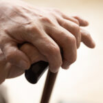 veteranii vaduvele de razboi si pensionarii vor beneficia de reduceri la transport si in 2026 guvernul a prelungit facilitatile 693af86754134