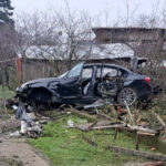 video accident grav pe dn6 un sofer urmarit de politie a lovit masini stalpi de electricitate si s a oprit intr o gospodarie 69414d0abdc10