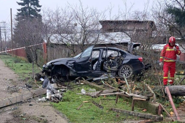 video accident grav pe dn6 un sofer urmarit de politie a lovit masini stalpi de electricitate si s a oprit intr o gospodarie 69414d0abdc10