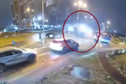 video accident incredibil o masina a zburat peste un sens giratoriu soferul a ramas incarcerat 6931e99c68135