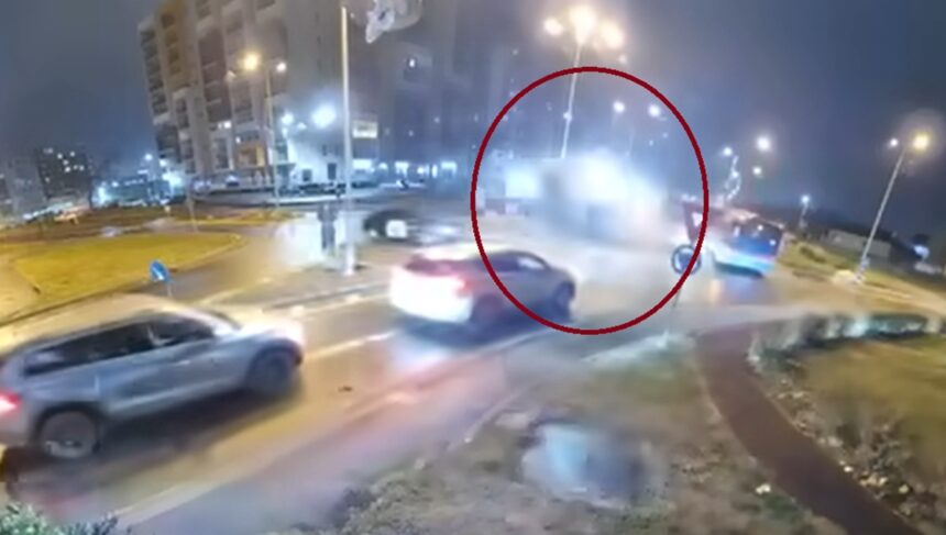 video accident incredibil o masina a zburat peste un sens giratoriu soferul a ramas incarcerat 6931e99c68135