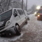 video accident la stroesti in judetul iasi un ranit dupa ce un microbuz a iesit de pe sosea 694ba0c88ecbc