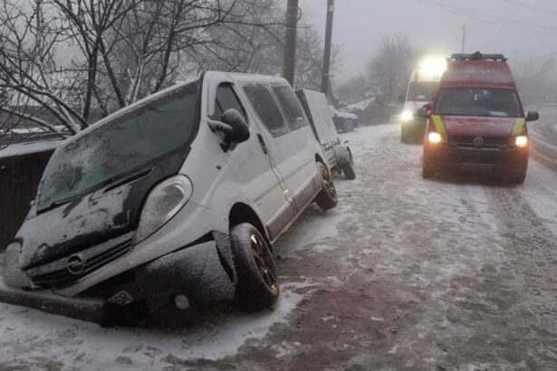 video accident la stroesti in judetul iasi un ranit dupa ce un microbuz a iesit de pe sosea 694ba0c88ecbc