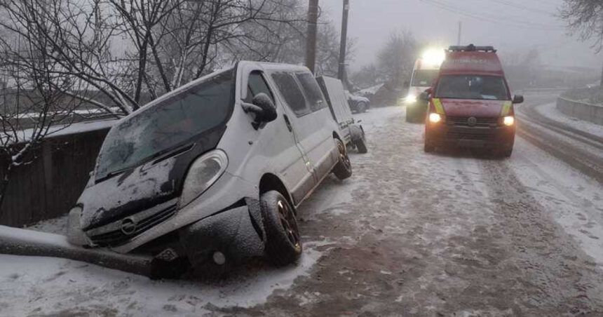 video accident la stroesti in judetul iasi un ranit dupa ce un microbuz a iesit de pe sosea 694ba0c88ecbc