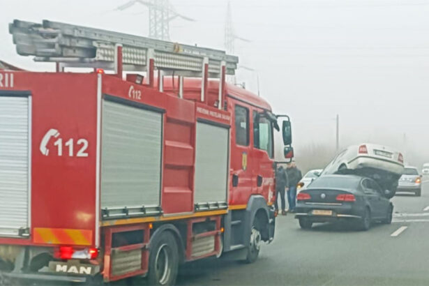 video accident rutier spectaculos o masina a ramas suspendata peste o alta dupa un carambol cu patru autoturisme implicate 6941166127aa4