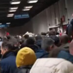 video aglomeratie la metroul din bucuresti dupa parada de 1 decembrie unui calator i s a facut rau 692d8d92dfbad