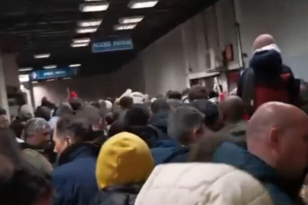 video aglomeratie la metroul din bucuresti dupa parada de 1 decembrie unui calator i s a facut rau 692d8d92dfbad